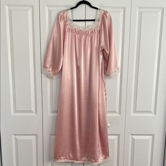 Vintage Givenchy Pink Satin Robe with Lace Trim - Picture 5 of 11